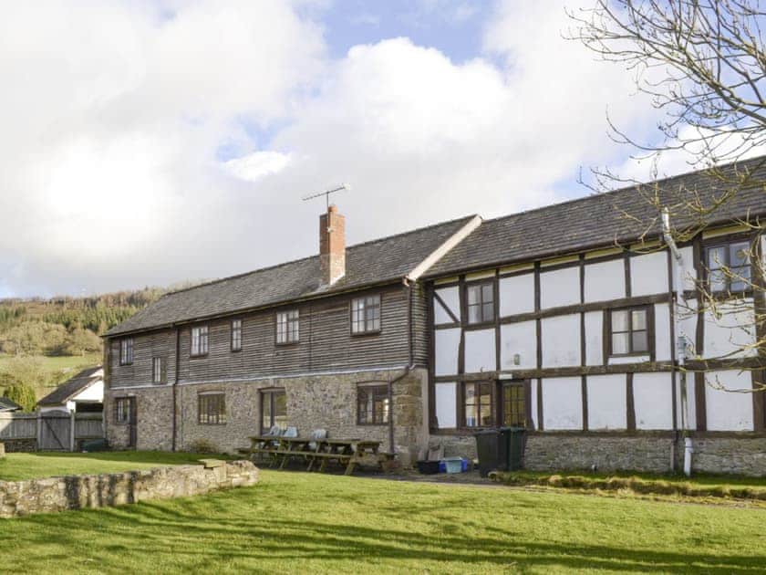 Extensive lawned garden areas | Grove Sprightly Barn, Craven Arms