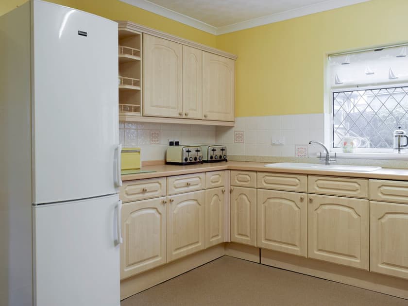 Fully appointed fitted kitchen | Green Acre Cottage, Kilgetty, Dyfed 