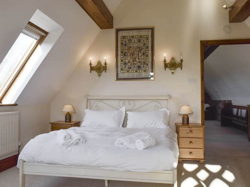 Relaxing double bedroom | Swallow Barn, Warkworth, Banbury