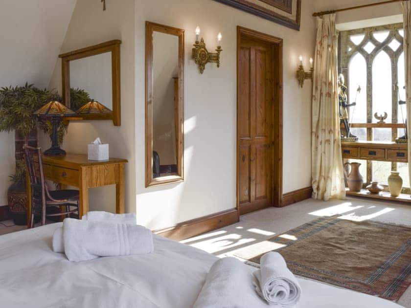 Double bedroom with en-suite toilet | Swallow Barn, Warkworth, Banbury