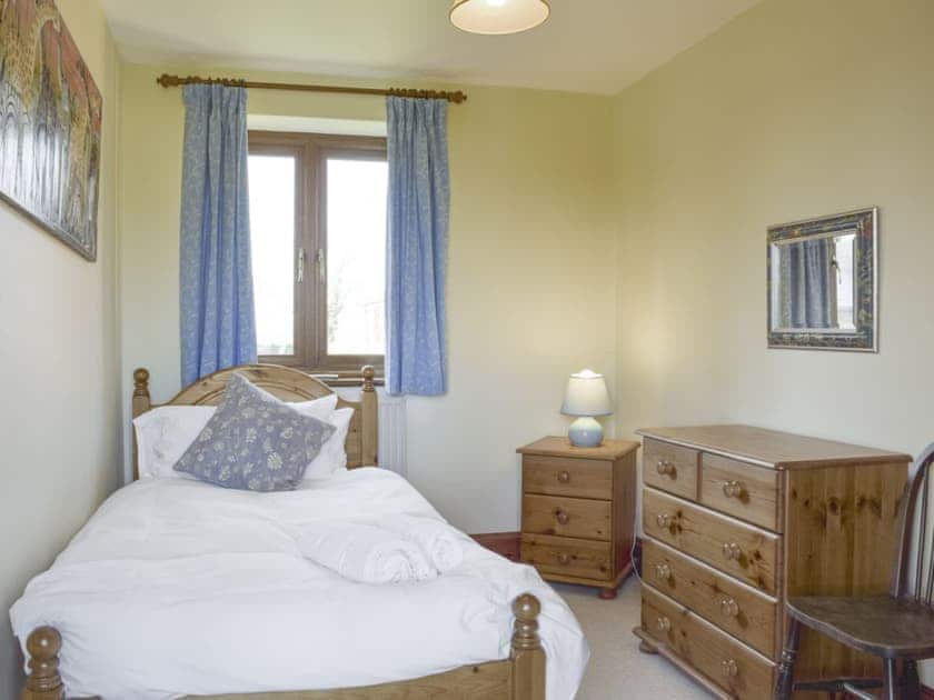 Light and airy single bedroom | Swallow Barn, Warkworth, Banbury