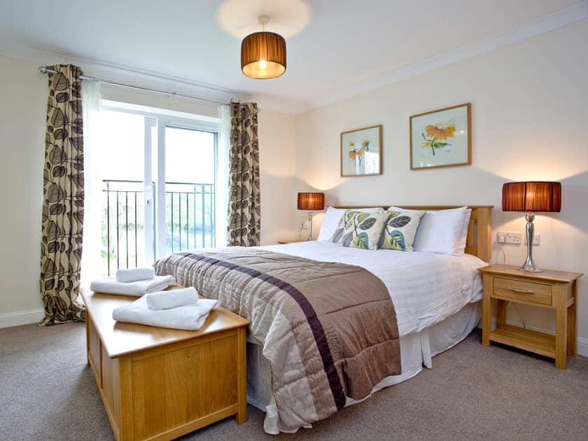 Master bedroom | Buttercup Cottage - Lakeview Holiday Cottages, Bridgwater