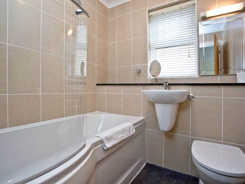 En-suite | Buttercup Cottage - Lakeview Holiday Cottages, Bridgwater