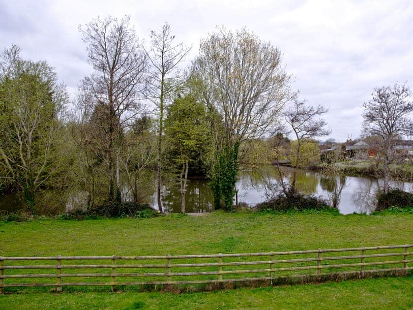 Garden and grounds | Buttercup Cottage - Lakeview Holiday Cottages, Bridgwater