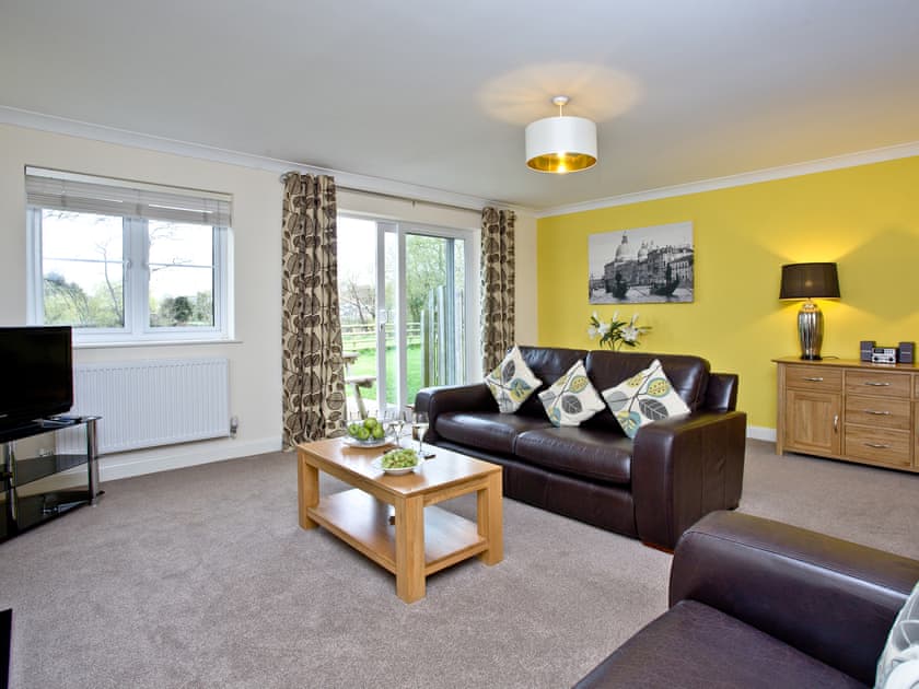 Living room | Cornflower Cottage - Lakeview Holiday Cottages, Bridgwater