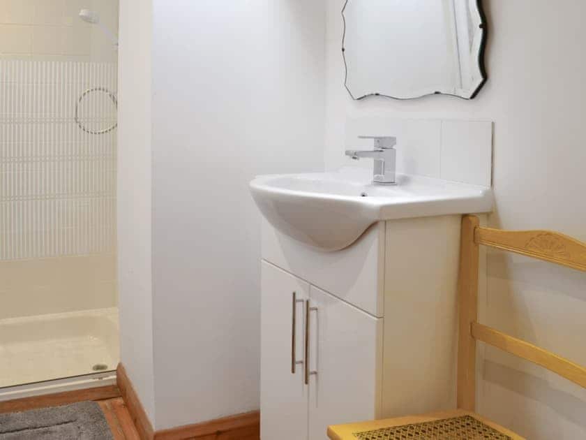 Shower room | Mad Nelly Cottage - Wheeldon Farm Cottages, Halwell, near Totnes
