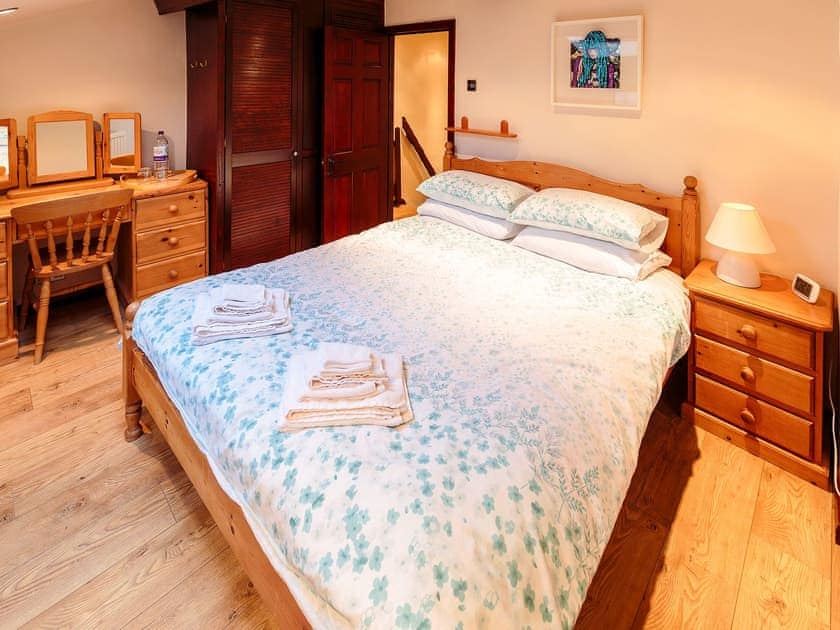 Cosy and romantic double bedroom | Millstone Cottage, Bradwell