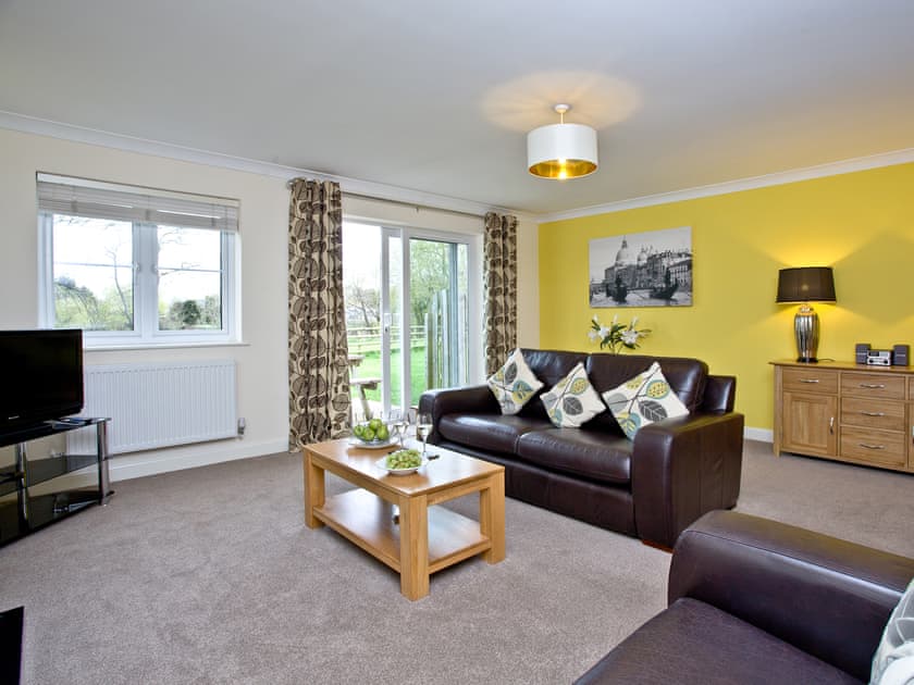 Living room | Cowslip Cottage - Lakeview Holiday Cottages, Bridgwater