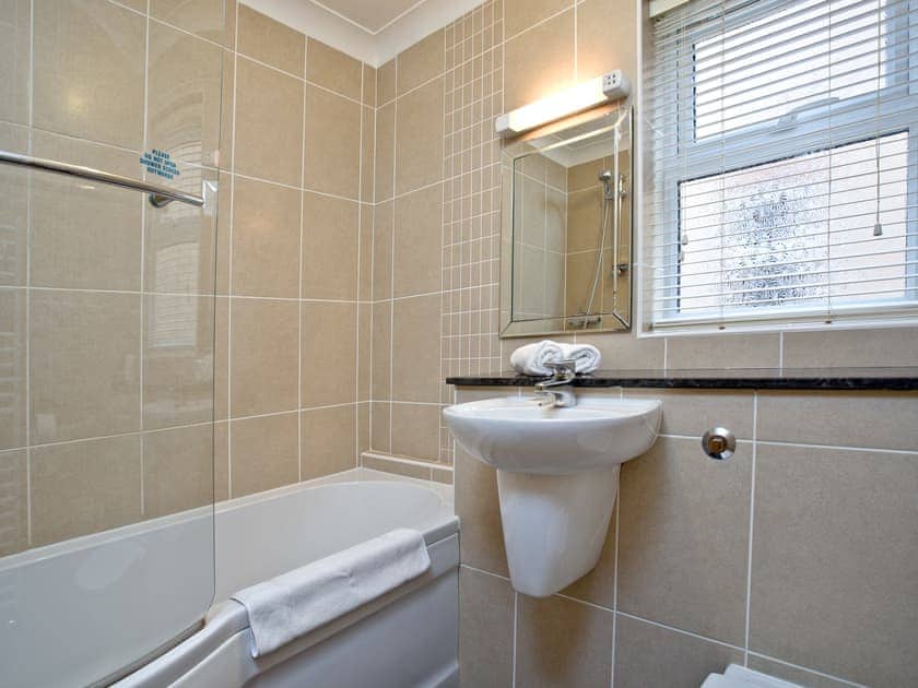 Bathroom | Egret Cottage - Lakeview Holiday Cottages, Bridgwater