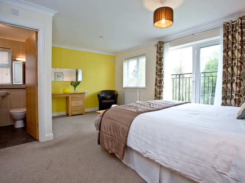 Double bedroom | Grayling Cottage - Lakeview Holiday Cottages, Bridgwater