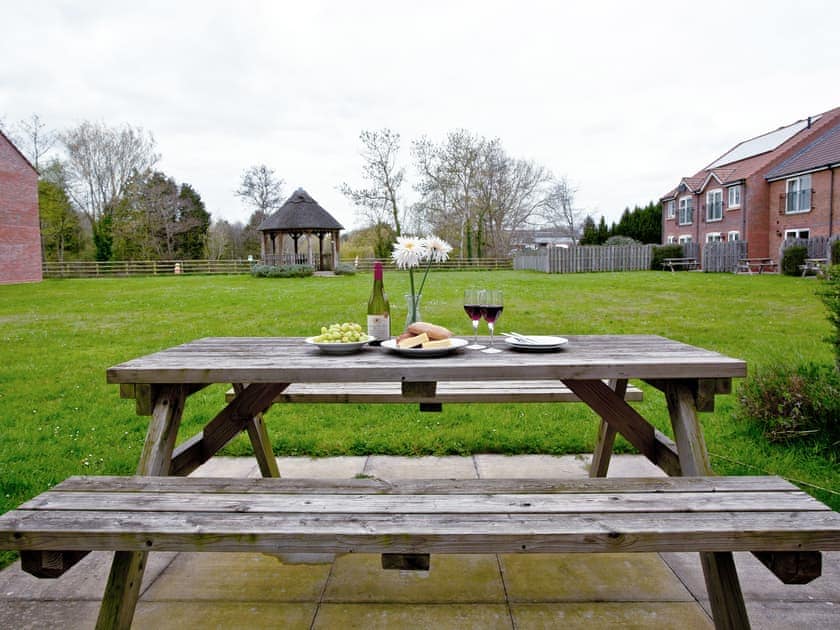 Sitting-out-area | Heron Cottage - Lakeview Holiday Cottages, Bridgwater