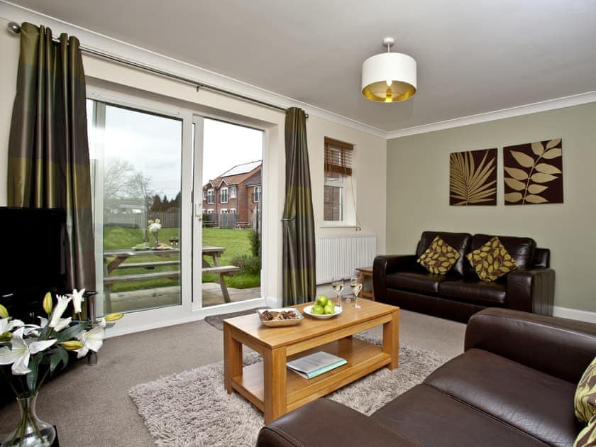 Living room | Honeybee Cottage - Lakeview Holiday Cottages, Bridgwater