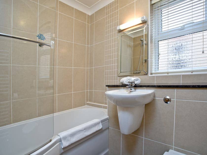 Bathroom | Kingfisher Cottage - Lakeview Holiday Cottages, Bridgwater