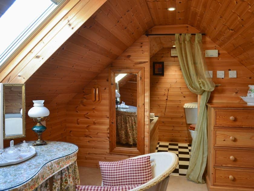 Double bedroom dressing area and en-suite | Acorn Barn, Laytham, near York