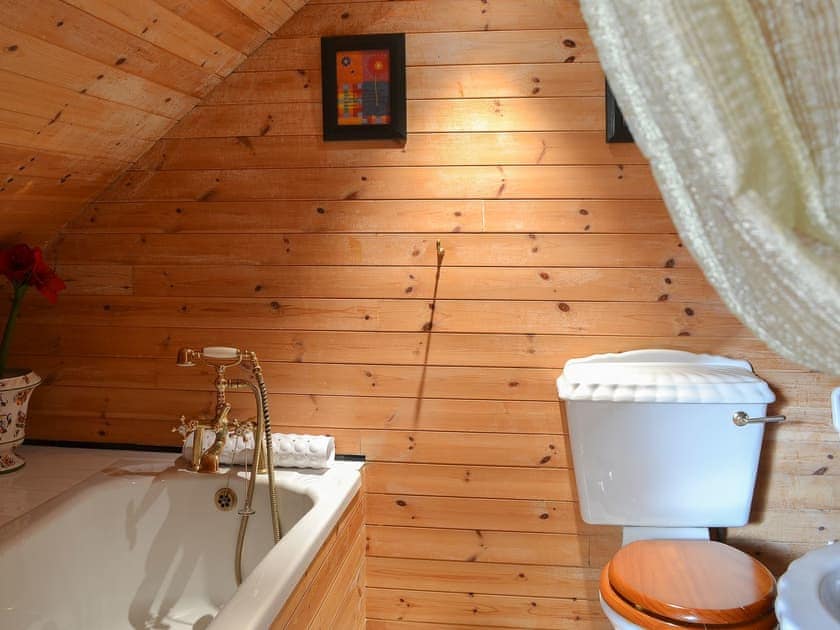 En-suite bathroom with shower attachment | Acorn Barn, Laytham, near York