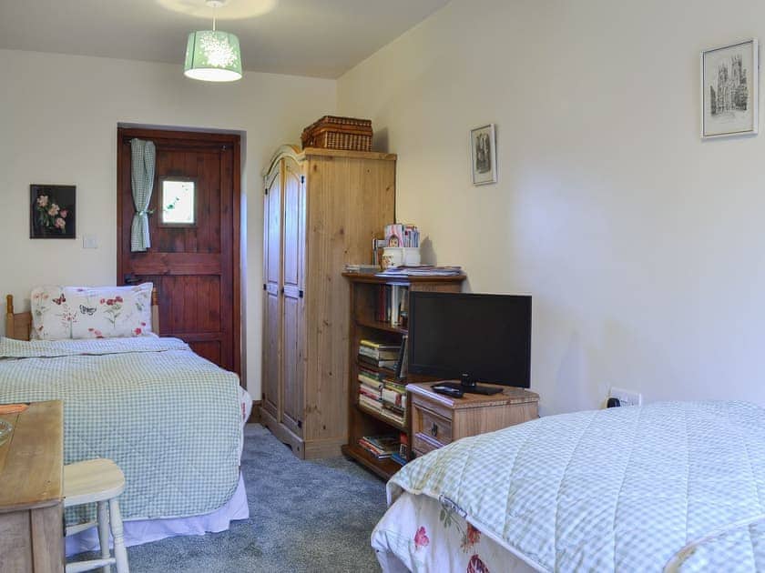 Charming and comfortable twin bedded room | Acorn Barn, Laytham, near York
