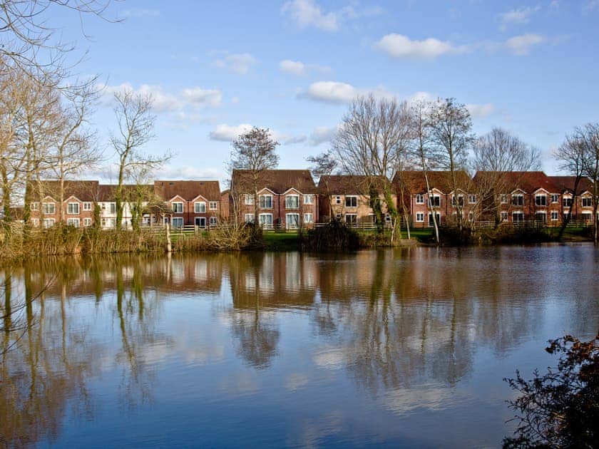 Garden and grounds | Meadow Sweet Lodge - Lakeview Holiday Cottages, Bridgwater