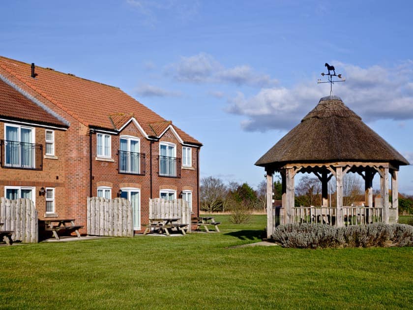 Exterior | Violet Cottage - Lakeview Holiday Cottages, Bridgwater