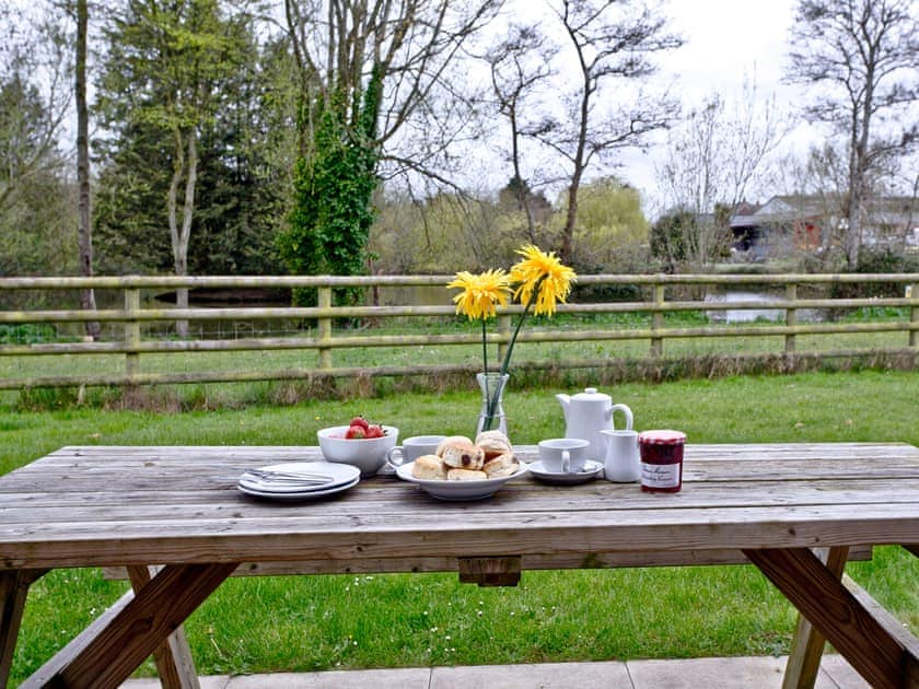 Sitting-out-area | Violet Cottage - Lakeview Holiday Cottages, Bridgwater