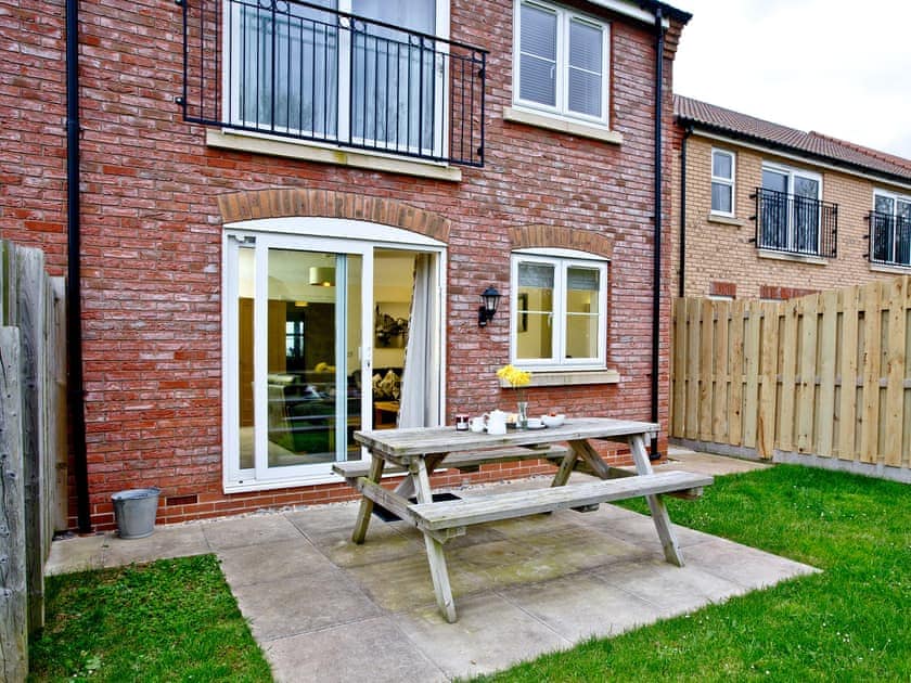 Exterior | Swan Cottage - Lakeview Holiday Cottages, Bridgwater