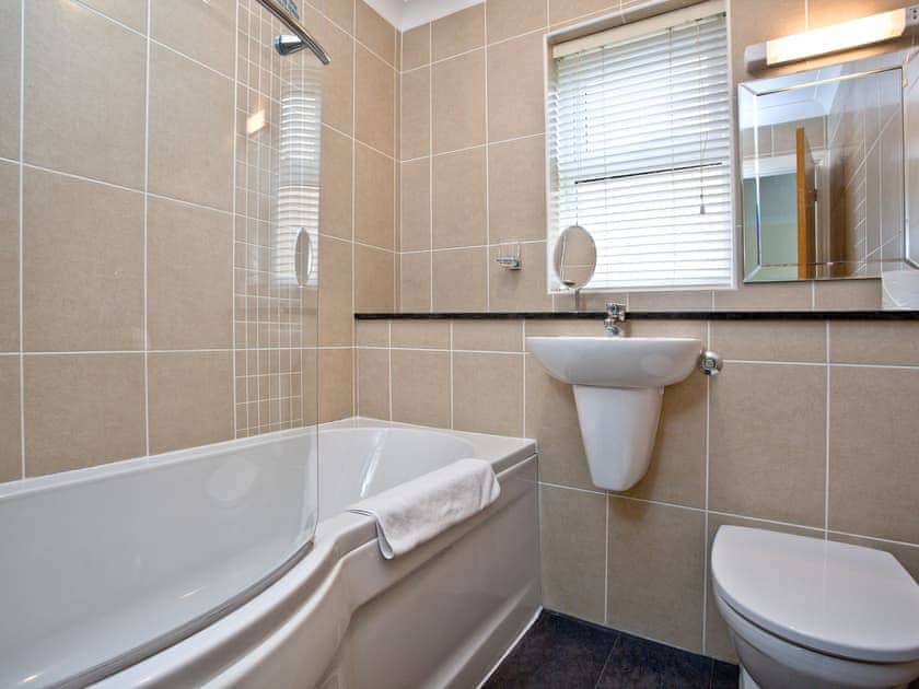 En-suite | Swan Cottage - Lakeview Holiday Cottages, Bridgwater