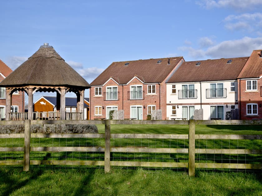 Exterior | The Willow Lodge - Lakeview Holiday Cottages, Bridgwater