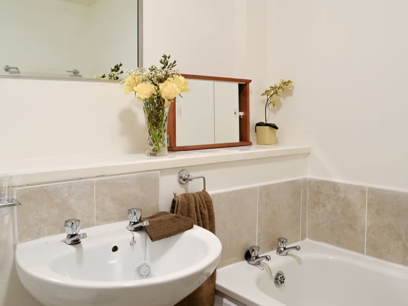 Family bathroom | The Granary - Rousland Cottages, Linlithgow