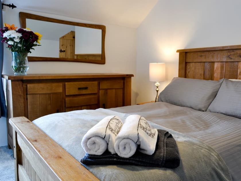 Double bedroom with en-suite shower room | Bryn Hyfryd, Maenan, near Llanrwst