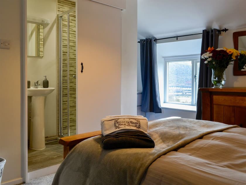 Double bedroom with en-suite shower room | Bryn Hyfryd, Maenan, near Llanrwst