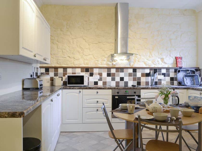 Well-equipped fitted kitchen | Cedar Lodge - Rousland Cottages, Linlithgow