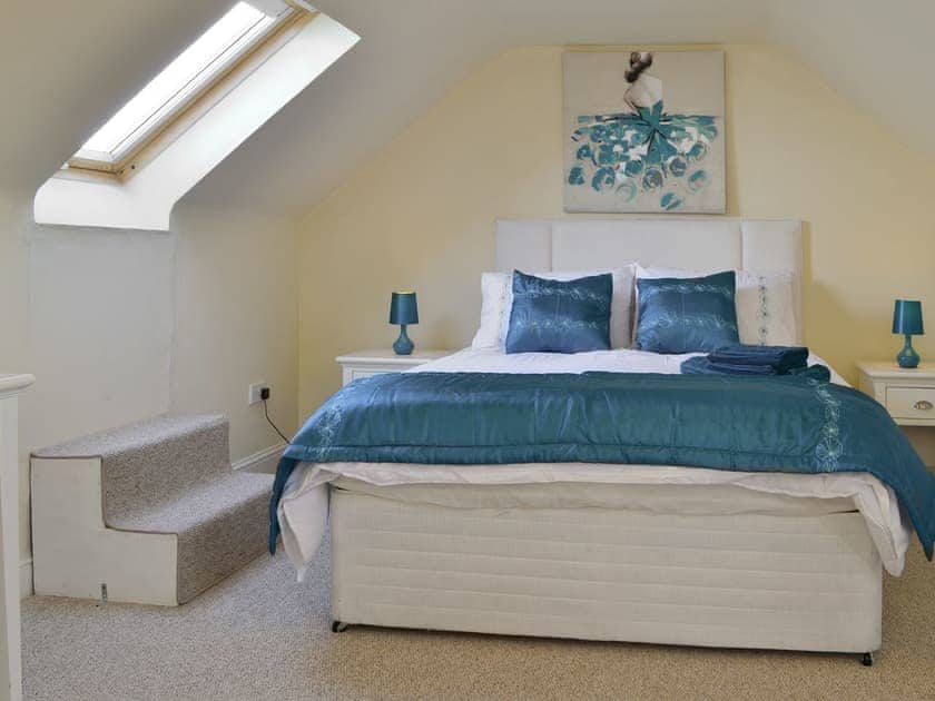 Relaxing master bedroom | Cedar Lodge - Rousland Cottages, Linlithgow