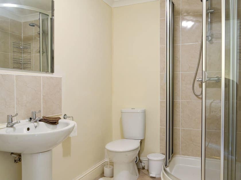 En-suite shower room | Cedar Lodge - Rousland Cottages, Linlithgow