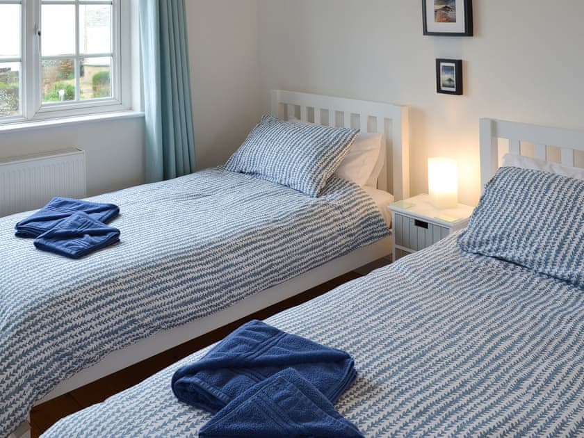 Comfortable twin bedroom | Lyndale, Penzance