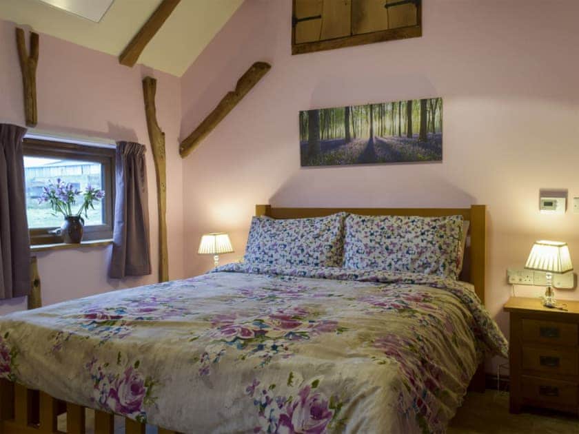 Large bedroom with kingsize bed | Chick Hatch Barn, Carlton, near Saxmundham
