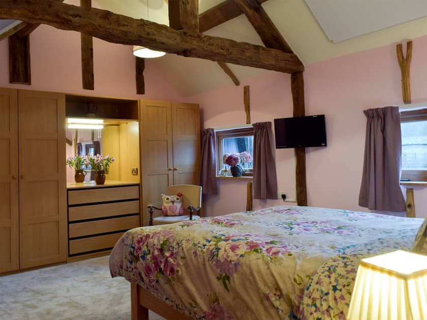 Large bedroom with kingsize bed | Chick Hatch Barn, Carlton, near Saxmundham