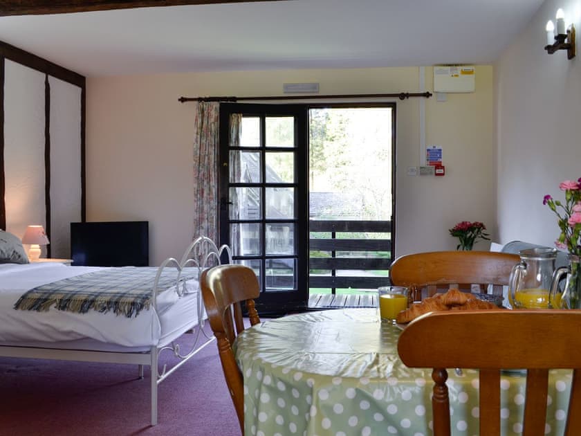 Open plan living space | Robin’s Retreat - Cwm Chwefru Cottages, Newbridge-on-Wye, near Builth Wells