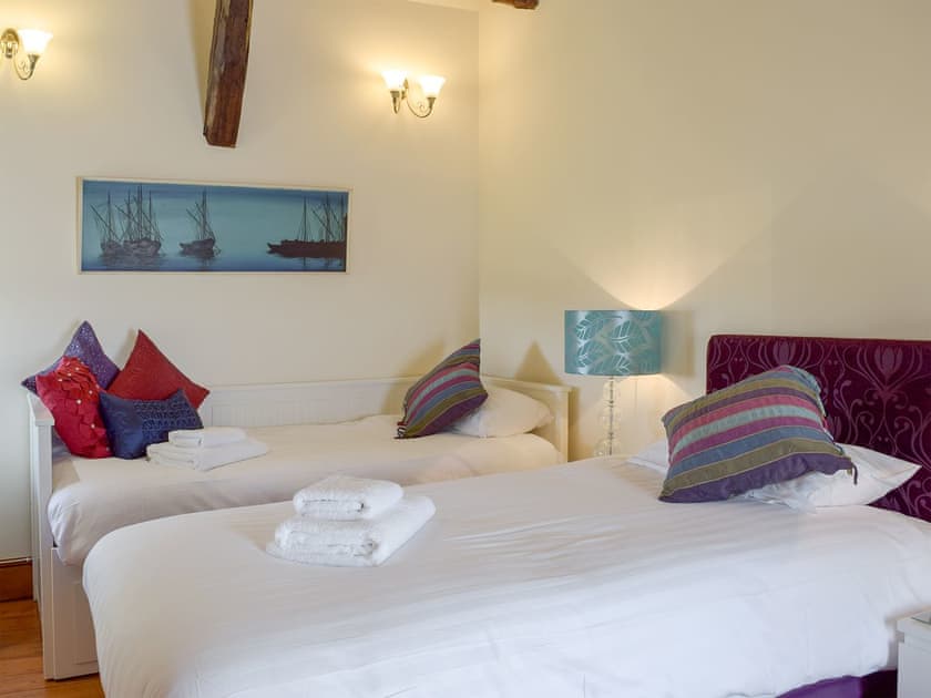 Comfy twin bedroom | Bryntowy - Tanylan Farm Cottages, Kidwelly