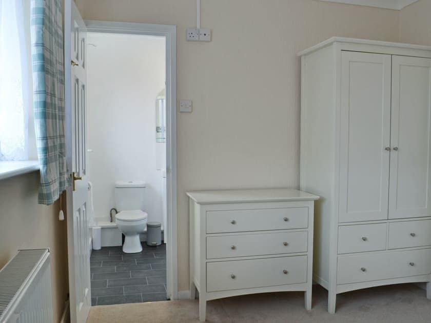 Charming double bedroom with en-suite bathroom | La Falda, Sutton-on-Sea, near Skegness