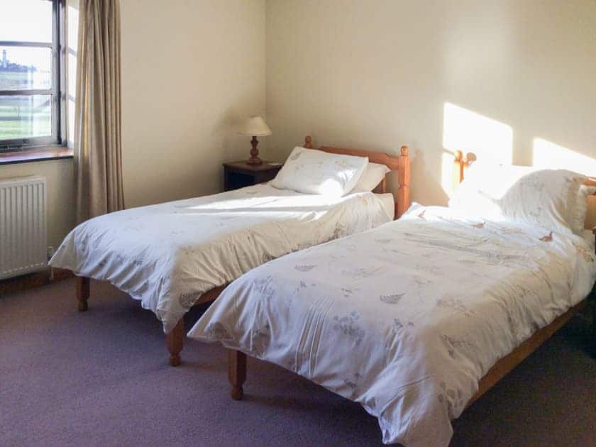 Delightful twin bedroom | The Pump House, Hawkesbury Upton