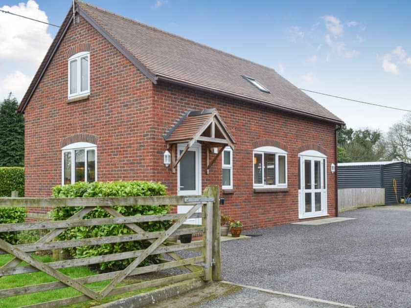 Contemporary cottage with private lawned garden | Acorn Cottage, Kingsland, near Leominster