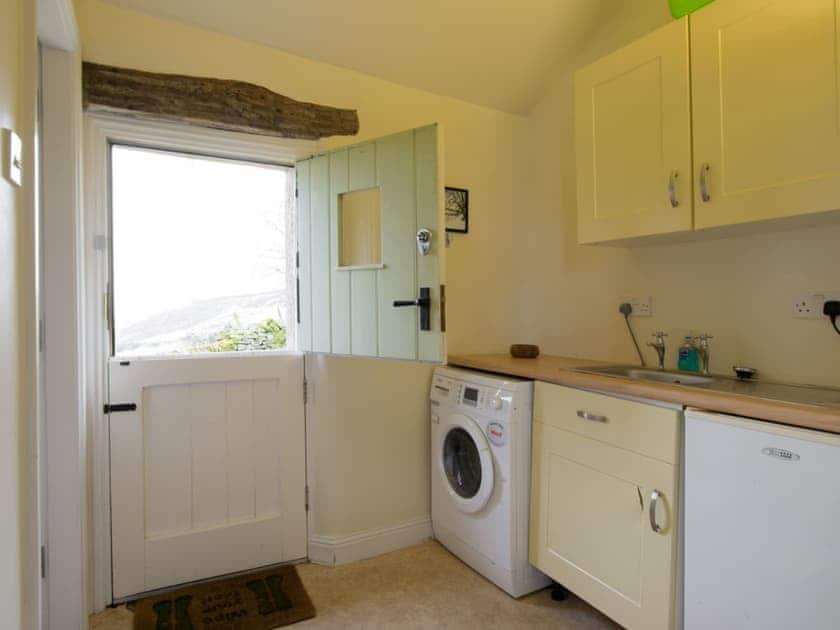 Useful utility room and ground floor toilet adjoins kitchen | Higher Scarcliffe - Broughton Hall Estate, Broughton, near Skipton