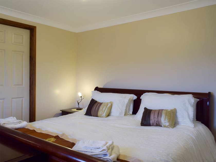 Bedroom with kingsize bed and en-suite | Moorings House - Moorings House & Reed View, St Olaves, near Beccles