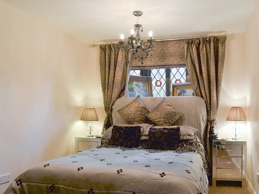 Comfortable double bedroom | Highmoor Park Cottage, Highmoor, near Henley-on-Thames