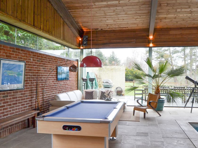 Pool table and seating area of the pool house | Highmoor Park Cottage, Highmoor, near Henley-on-Thames