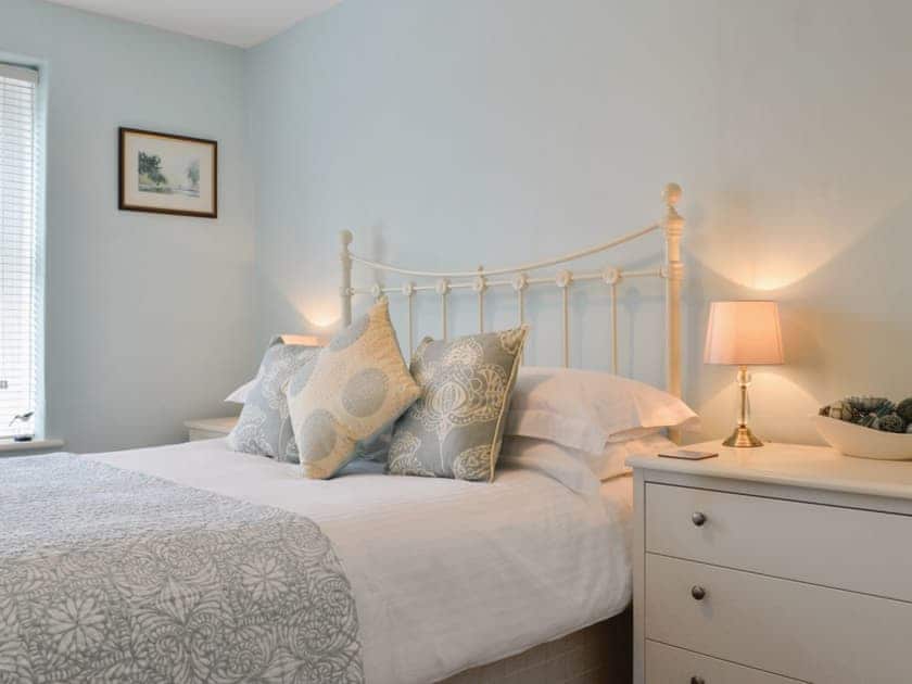 Comfortable bedroom with king sized bed | Poppy Cottage, Hebden, near Grassington