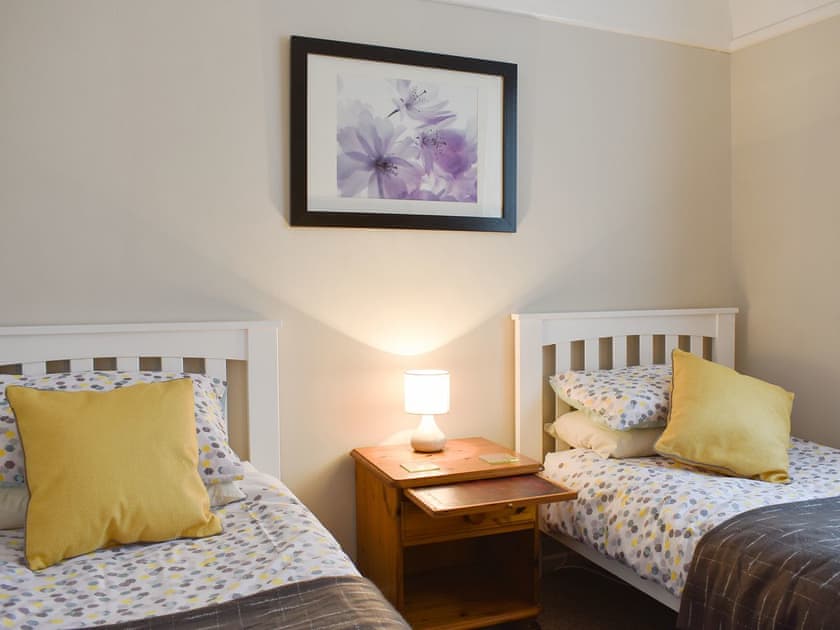 Cosy twin bedroom | Oak Lodge, Bournemouth