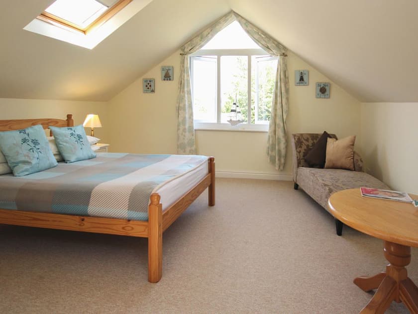 Wonderful double bedroom with chaise longue | Woodside Cottage, Sandford, near Shanklin
