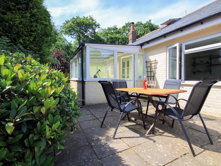 Lovely paved patio area with garden furniture | Woodside Cottage, Sandford, near Shanklin