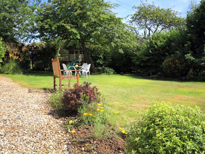 Delightful well maintained garden | Woodside Cottage, Sandford, near Shanklin