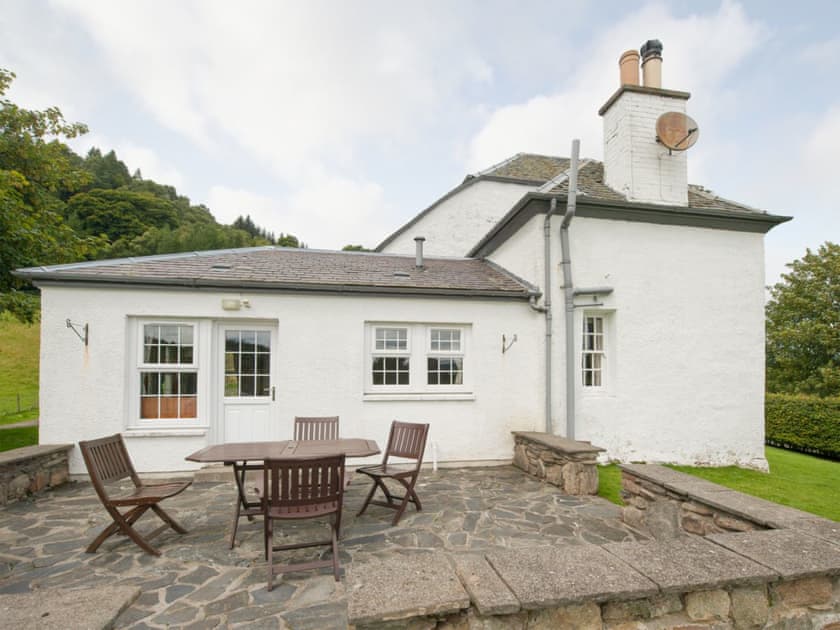 Paved patio with outdoor furniture | Castle Peroch - Kinnaird Estate Cottages, By Dunkeld, Pitlochry